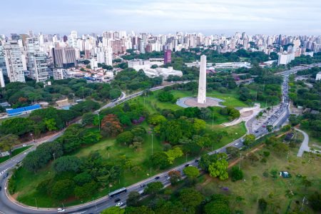 vista-aerea-parque-ibirapuera-em-sao-paulo-sp-predios-residenciais-ao-redor-bairro-moema